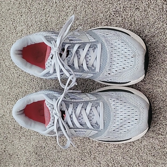 New Balance shoes - Picture 1 of 5